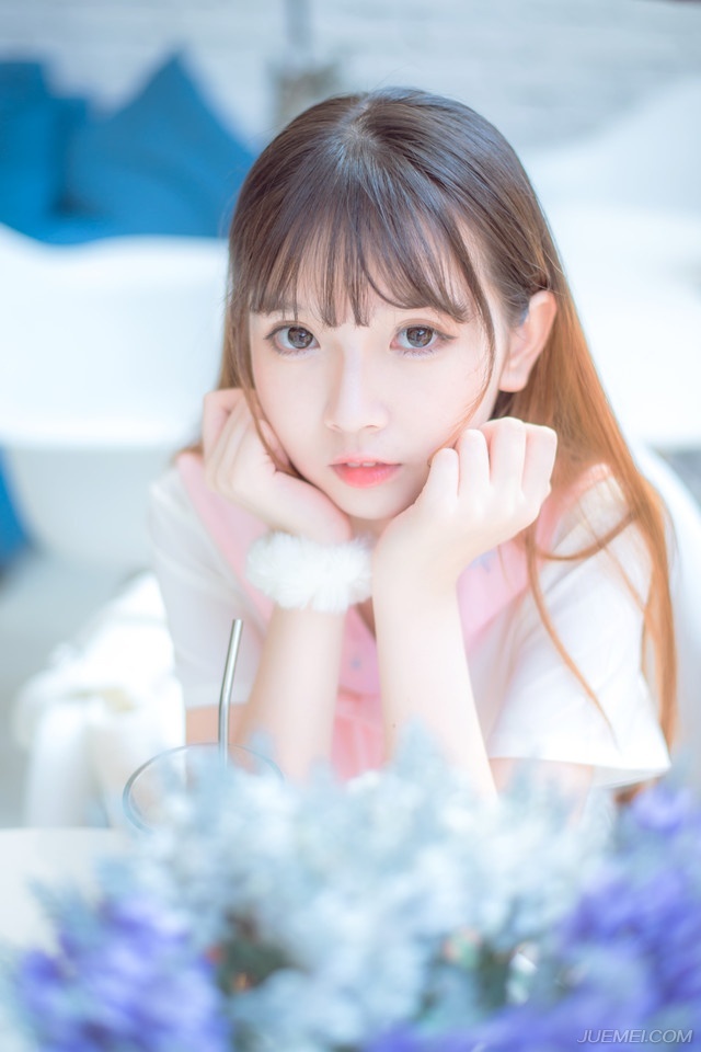 如果换做在陆地上，根本不可能出现这样的情况，哪怕打不过，陈到也有无数手段突围，然而此刻，在这大江之上，哪怕在人数和船只的数量上他甚至比对方更多，却也只能眼睁睁的看着自己的部队被人不断分割。